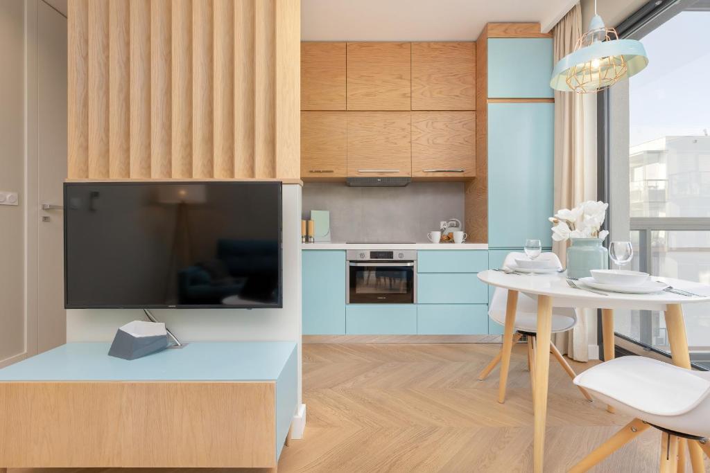 Bright Blue Apartment with Balcony, Parking and Air Conditioning in Warsaw by Noclegi Renters 8