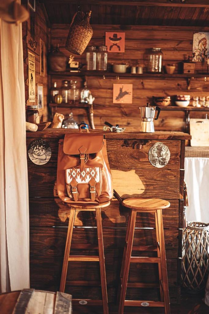 un sac assis au-dessus d'un comptoir dans une cuisine dans l'établissement Cabanes Nature Morvan, à Blanot