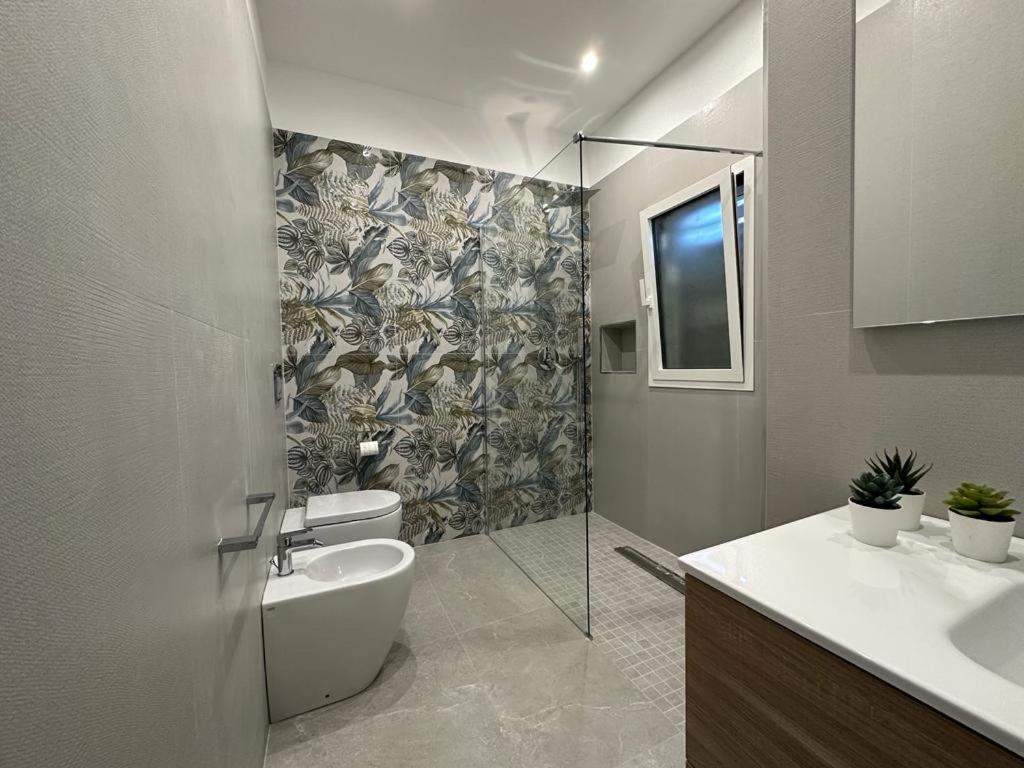 une salle de bain avec toilettes, lavabo et douche dans l'établissement Villa dei Pioppi Deluxe, à Carini