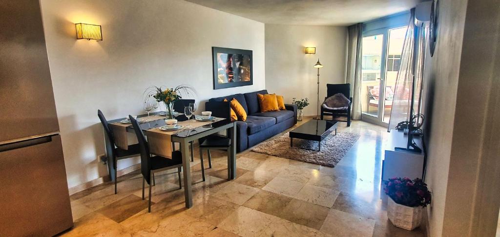 Marbella 2000. Spacious Apartment on the Promenade.