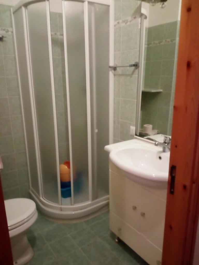 une salle de bain avec une douche, des toilettes et un lavabo dans l'établissement RESIDENCE LA DARSENA, à Isola di Capo Rizzuto 101 autres photos