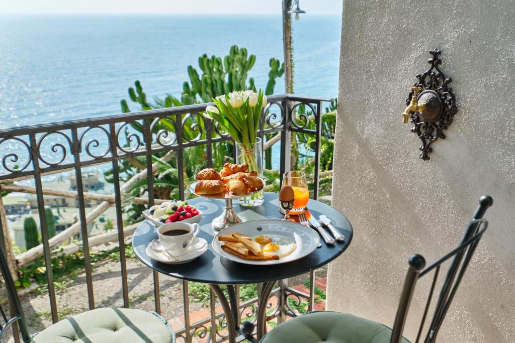 - une table avec petit-déjeuner sur un balcon donnant sur l'océan dans l'établissement Hotel Botanico San Lazzaro, à Maiori