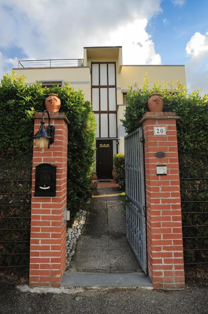 une paire de portes devant une maison dans l'établissement Villa La Certosa, à Pise