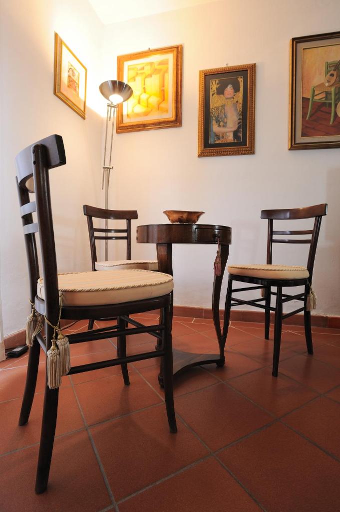 une chambre avec trois chaises, une table et une lampe dans l'établissement Villa La Certosa, à Pise