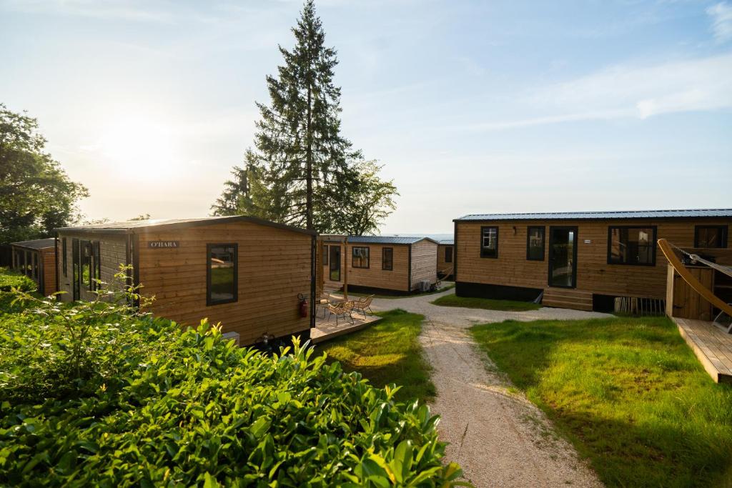 un groupe de petites maisons dans une cour dans l'établissement Camping Le Sequoia, à Payrac 18 autres photos