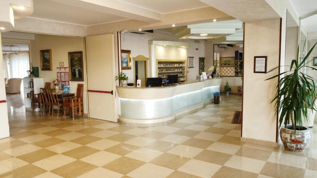 un hall d'un restaurant avec un comptoir de réception dans l'établissement Hotel San Marco, à Alghero 25 autres photos