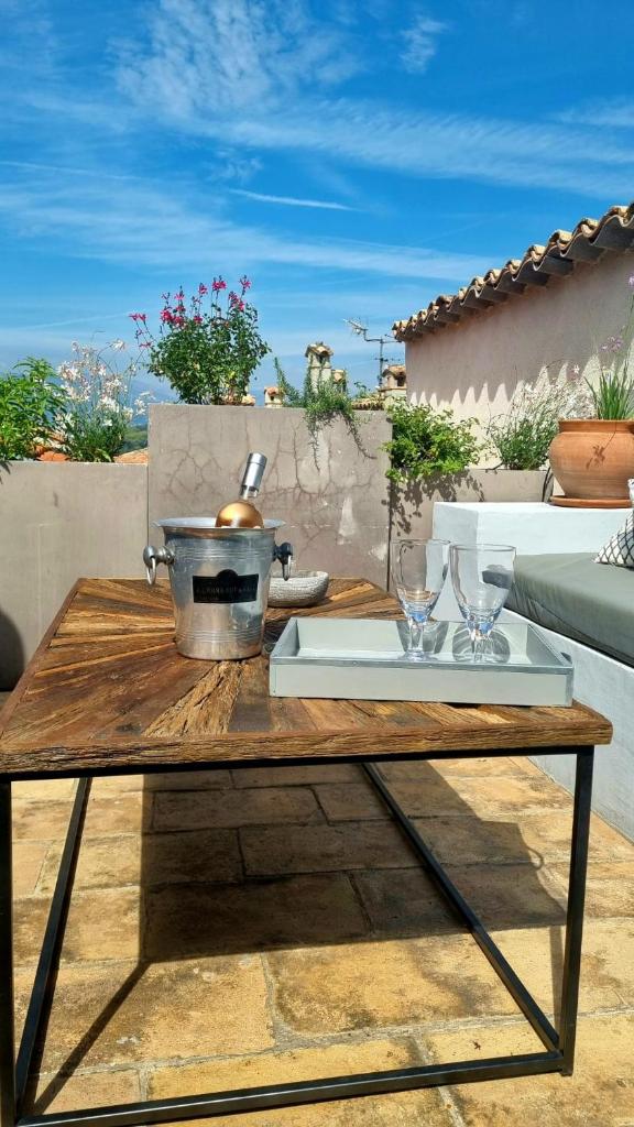 TOWNHOUSE MOUGINS in the old village, fantastic view, sea and mountains 1