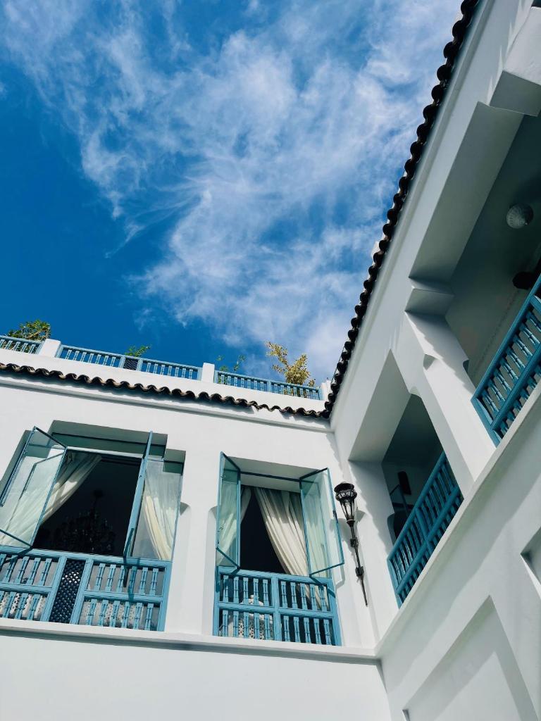 - un bâtiment blanc avec balcon et ciel bleu dans l'établissement Riad Khalifa, à Marrakech