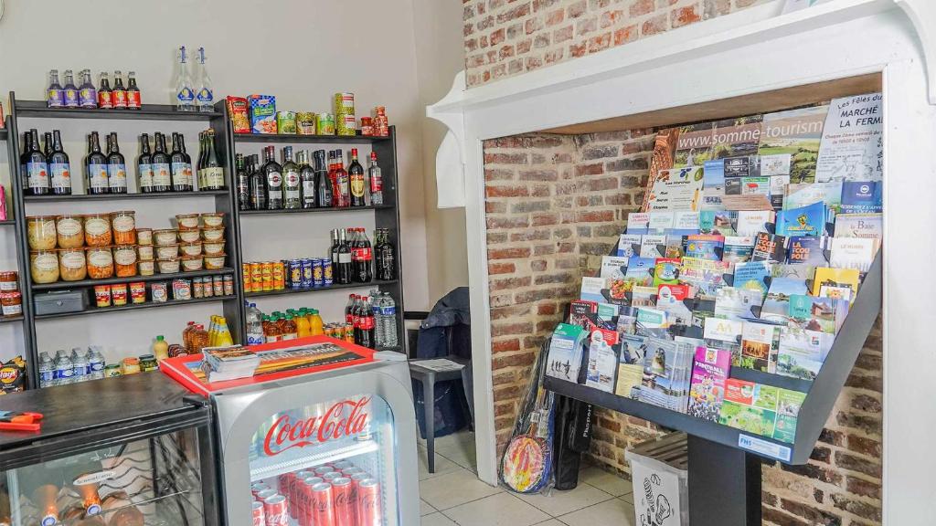un magasin avec un comptoir et des étagères de boissons dans l'établissement Camping les 3 Sablières, à Saint-Firmin 37 autres photos