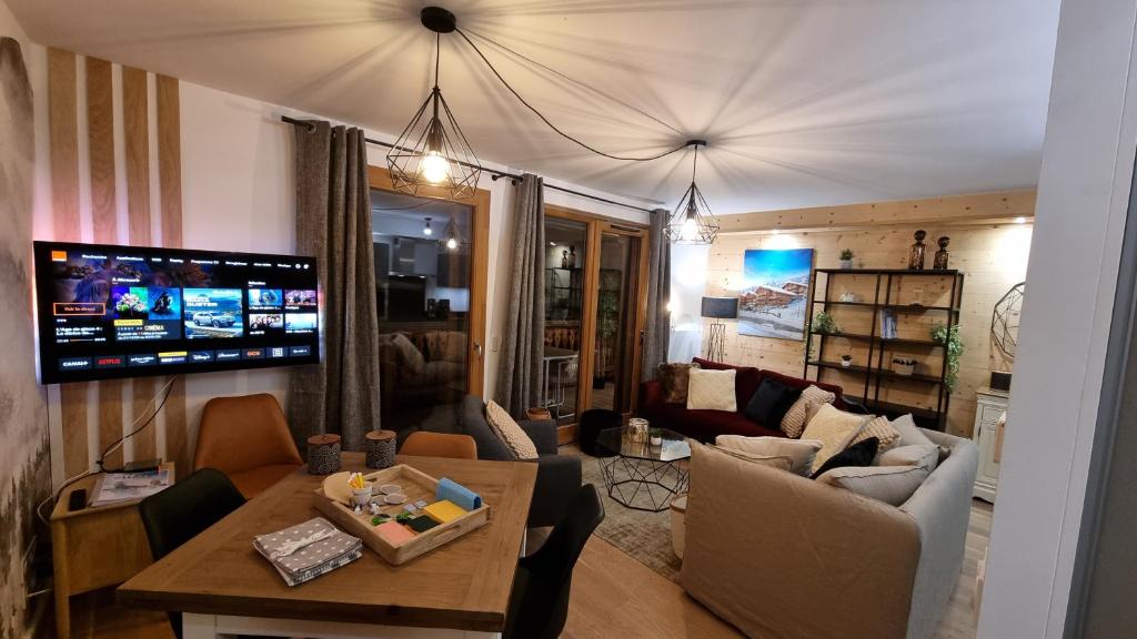 un salon avec un canapé et une table dans l'établissement Les Chalets du Petit Châtel, à Châtel