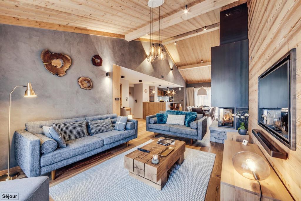 un salon avec deux canapés et une table dans l'établissement Hôtel Avancher, à Val dʼIsère
