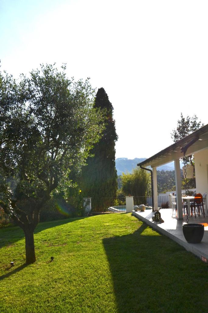 une arrière-cour avec un kiosque et une pelouse verte dans l'établissement Villa Costa Medea, à Camaiore