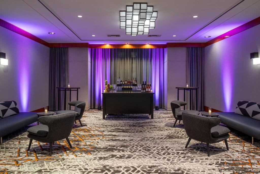 Delta Hotels by Marriott Vancouver Downtown Suites Image
