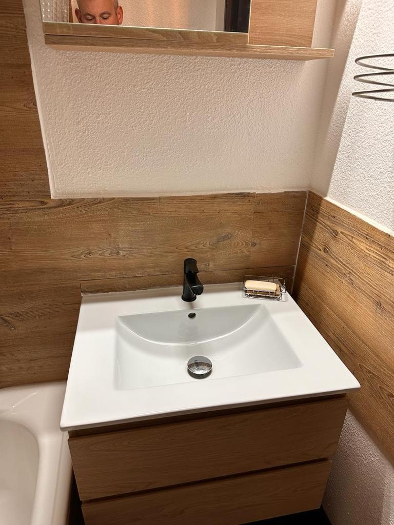une salle de bain avec un lavabo et des toilettes dans l'établissement Valfrejus Studio 19m2 cosy 60 m des pistes draps non compris, à Modane