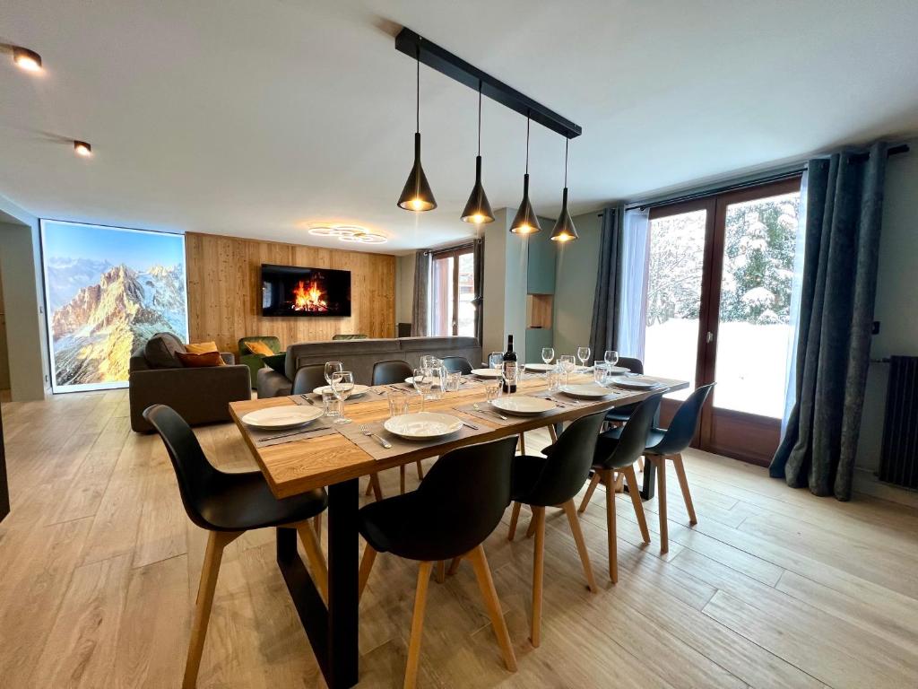 une salle à manger avec une grande table et des chaises dans l'établissement Appartements Chalet Lauranoure Centre Station, à Les Deux Alpes