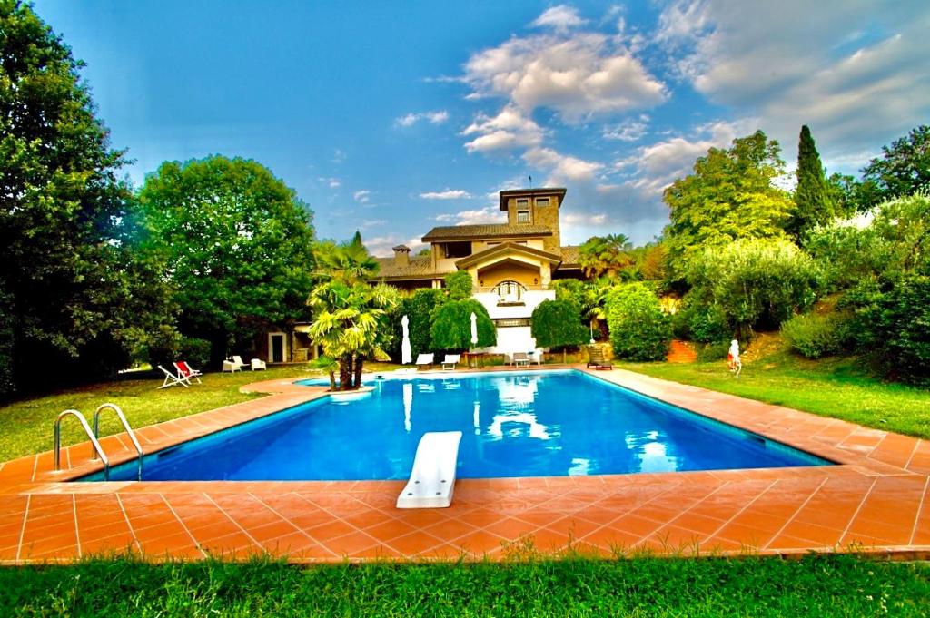 une grande piscine devant une maison dans l'établissement Villa del Nibbio luxury villa with pool in Umbria, à Ficulle