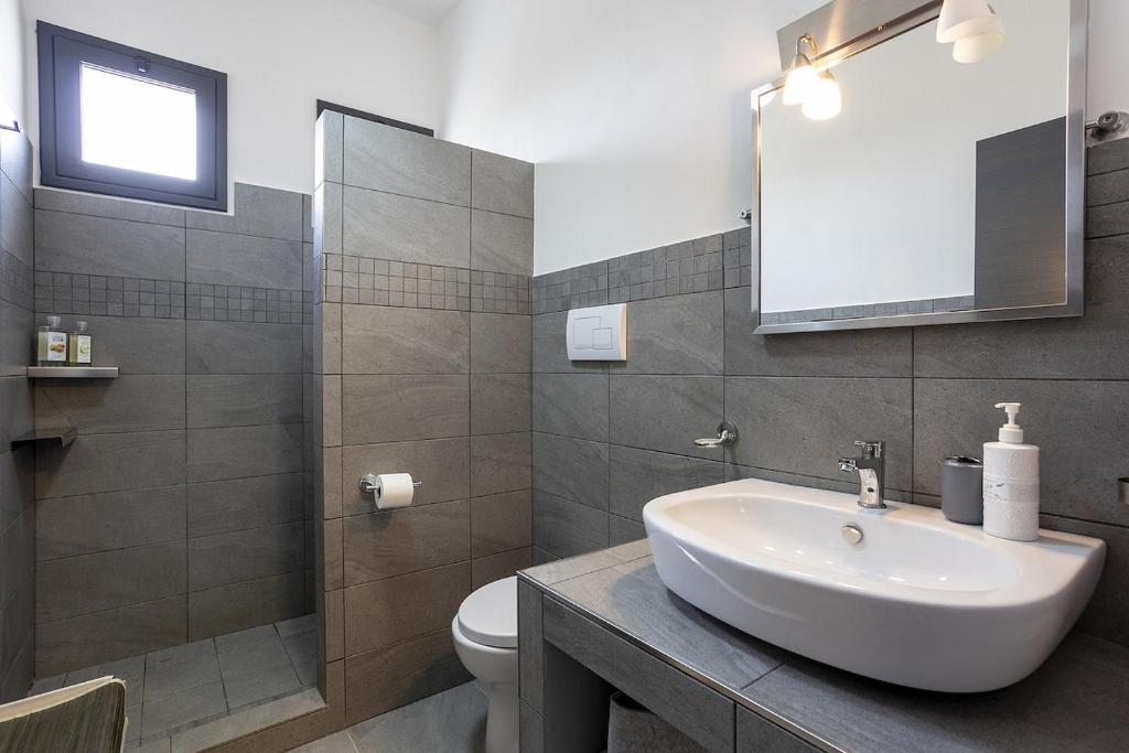 une salle de bain avec un lavabo et des toilettes dans l'établissement Bellavista, à Menfi