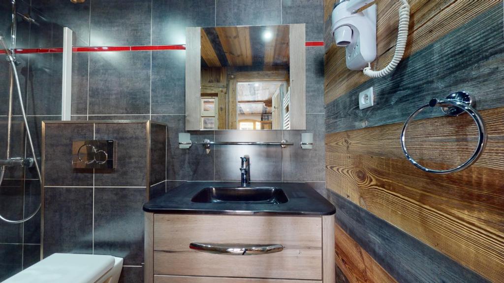 une salle de bain avec un lavabo et une douche dans l'établissement Résidence Hôtelière Bellecôte 4 étoiles, à La Plagne Tarentaise 37 autres photos