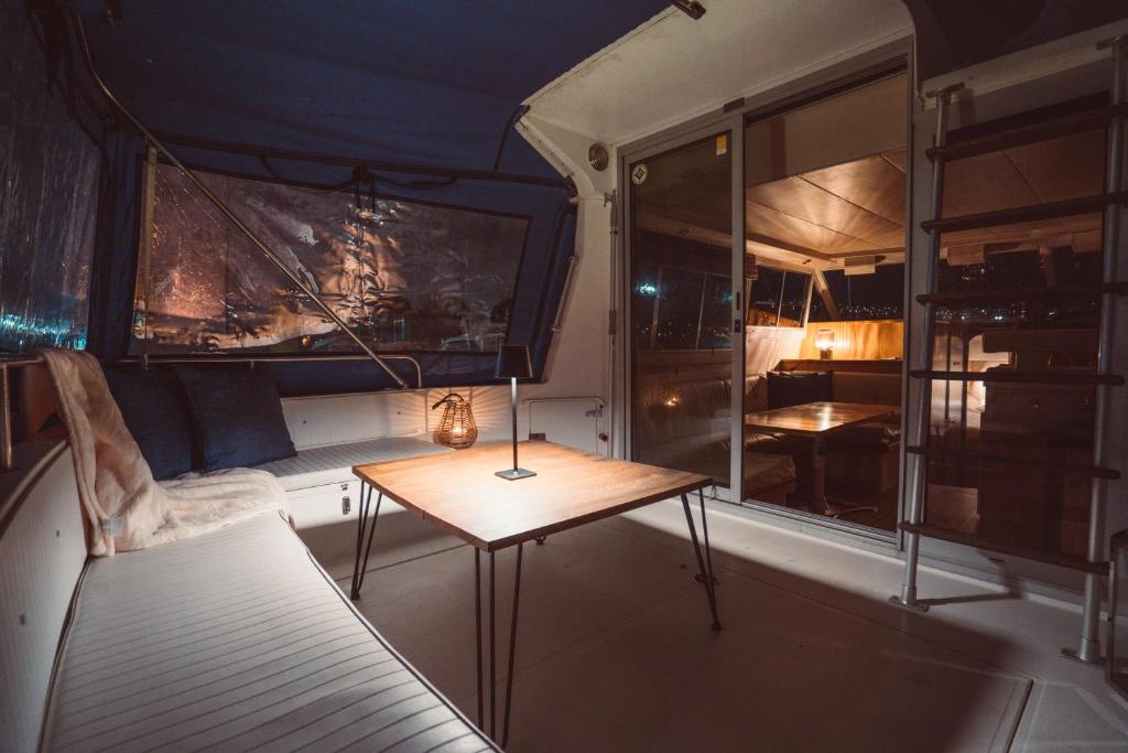 Cette chambre comprend une table et une chaise. dans l'établissement NO LIMIT CHARTER bateau avec parking privé proche centre-ville, à Rouen