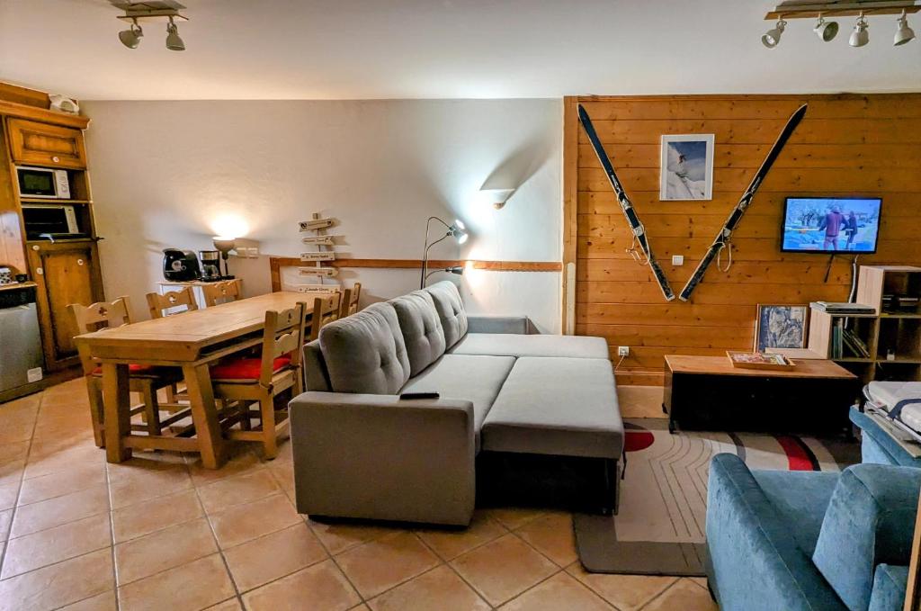 un salon avec un canapé et une table dans l'établissement Morillon 1100 Skis aux pieds, à Morillon