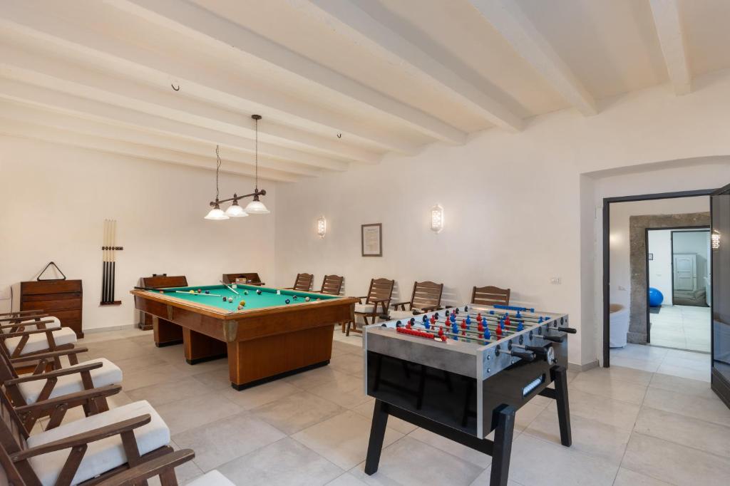un salon avec une table de billard et des chaises dans l'établissement Villa Eugenia Tuscany with private Pool, Sauna & Gym, à Vicchio