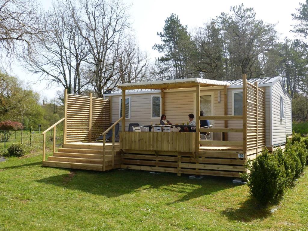 Cette petite maison en bois spacieuse dispose d'une terrasse couverte. dans l'établissement camping Le Clos de la Lère, à Cayriech 10 autres photos