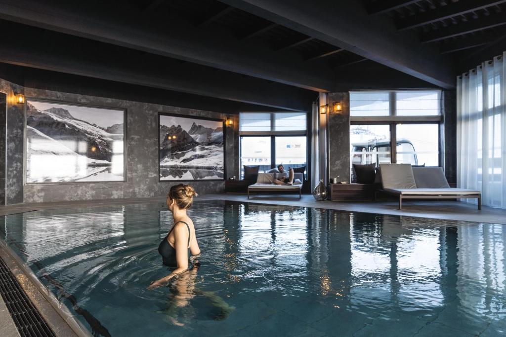 une femme assise dans une piscine dans l'établissement Belambra Clubs Tignes Val Claret, à Tignes