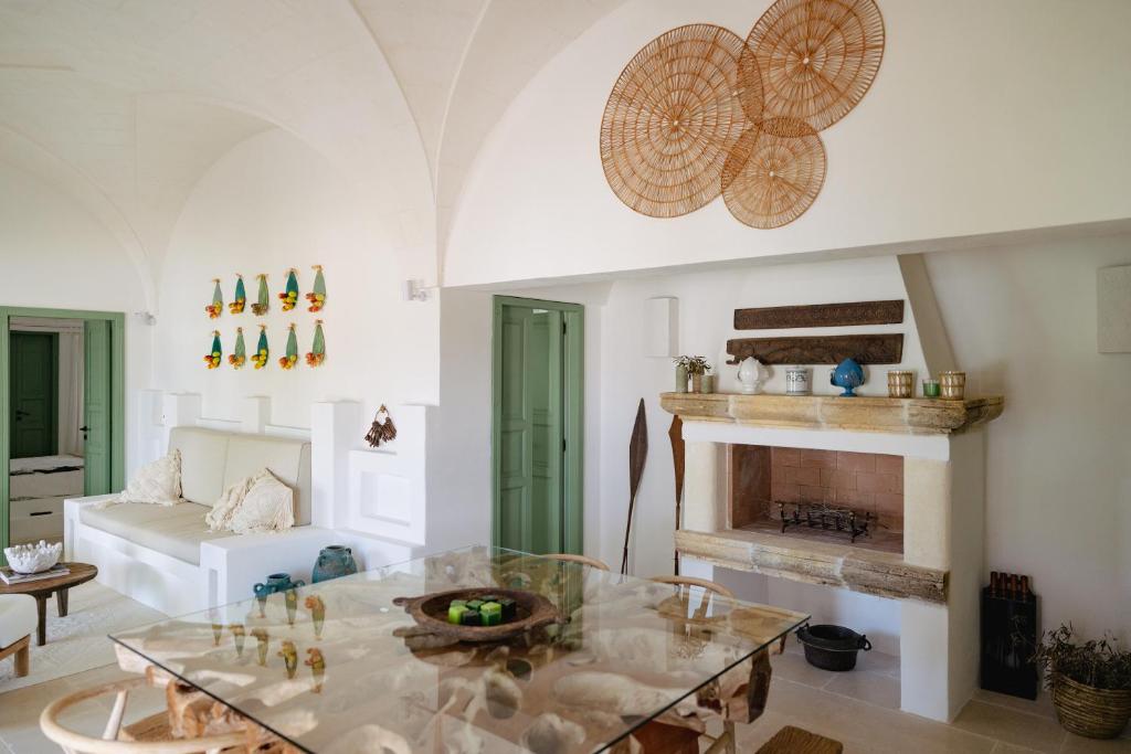 un salon avec une table et une cheminée dans l'établissement Alma Apulia " Italian Dolce Vita", à Ostuni