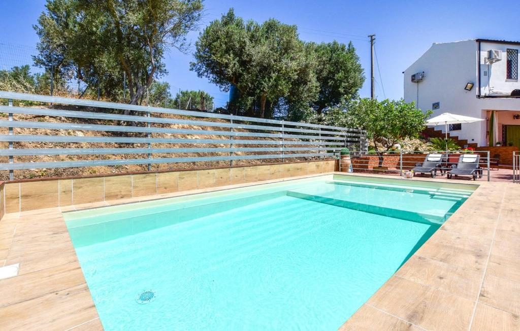 une piscine avec de l'eau bleue devant une maison dans l'établissement Villa Trappeto, à Trappeto