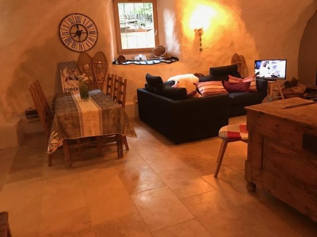 un salon avec un canapé et une table dans l'établissement MAISON CARAIL Névache 14 personnes, à Névache