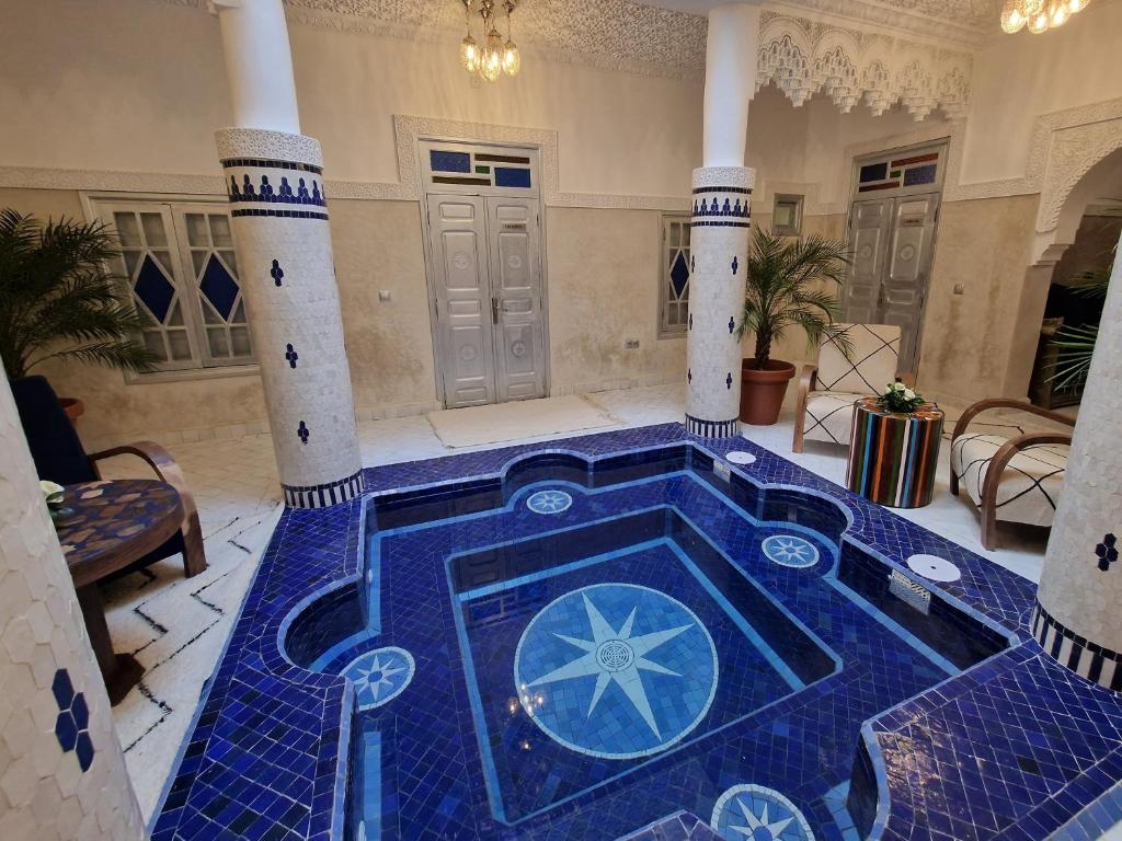 - une piscine dans une chambre dotée de carrelage bleu dans l'établissement Riad Explore, à Marrakech