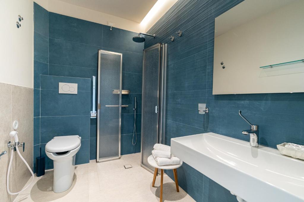 une salle de bain avec une douche, des toilettes et un lavabo dans l'établissement Miomar Beach Hotel, à Cesenatico 150 autres photos