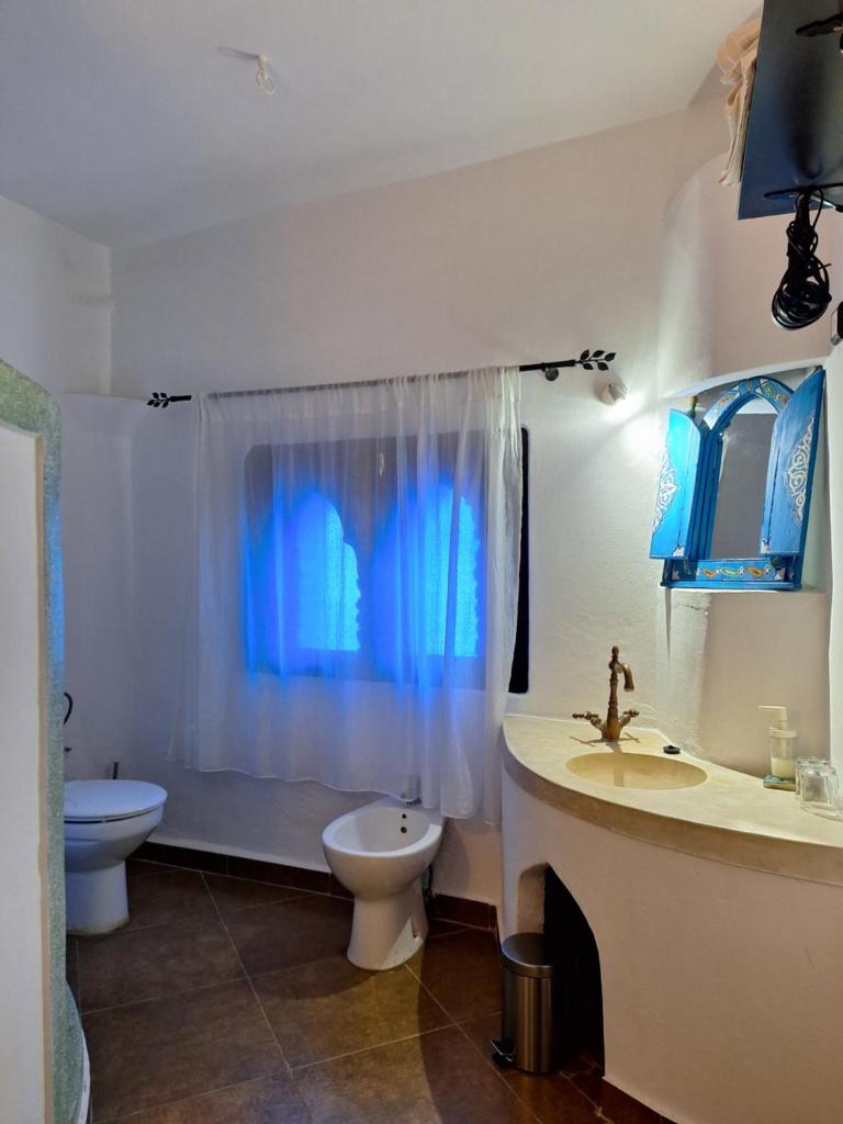 une salle de bain avec toilettes, lavabo et baignoire dans l'établissement Dar Gabriel, à Chefchaouen