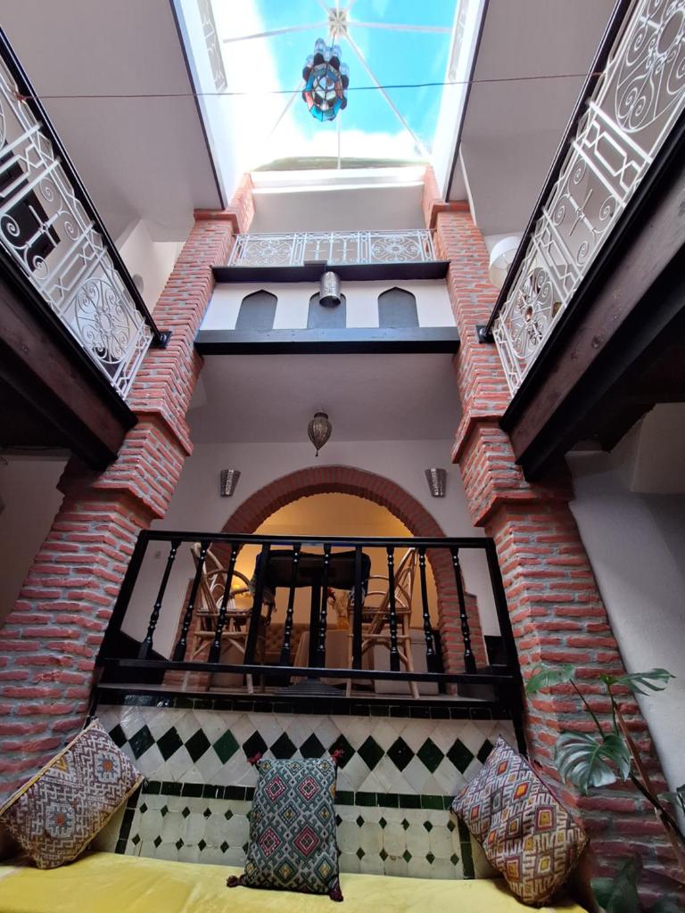 - un escalier avec des oreillers dans l'établissement Dar Gabriel, à Chefchaouen