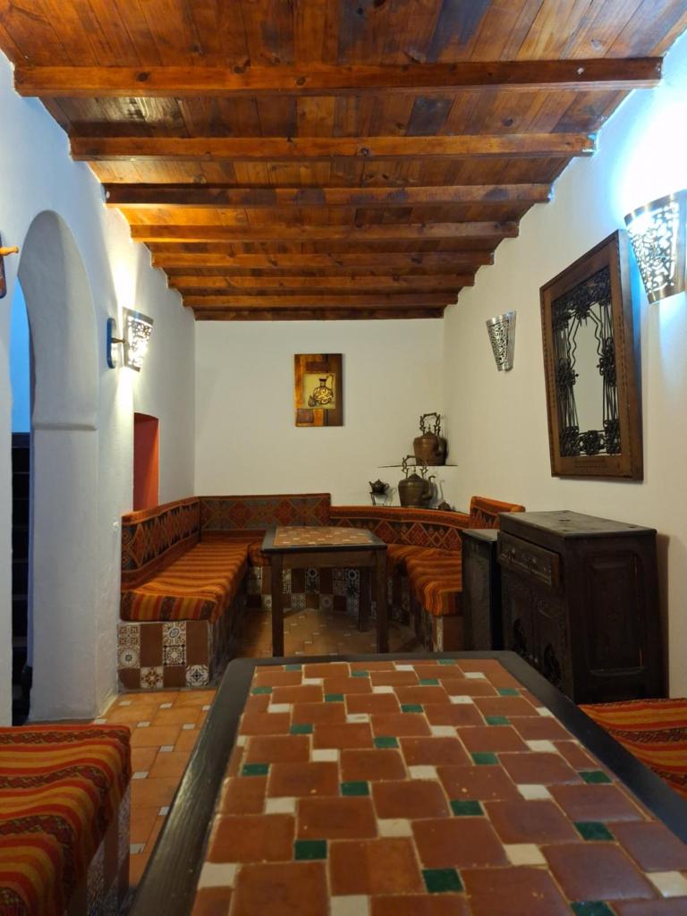 - un salon avec des canapés et une table dans l'établissement Dar Gabriel, à Chefchaouen