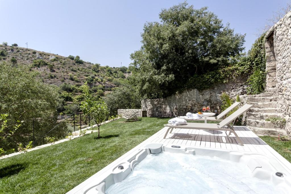 - un bain à remous extérieur dans la cour d'une maison dans l'établissement Locanda Don Serafino Historical Boutique Hotel, à Raguse