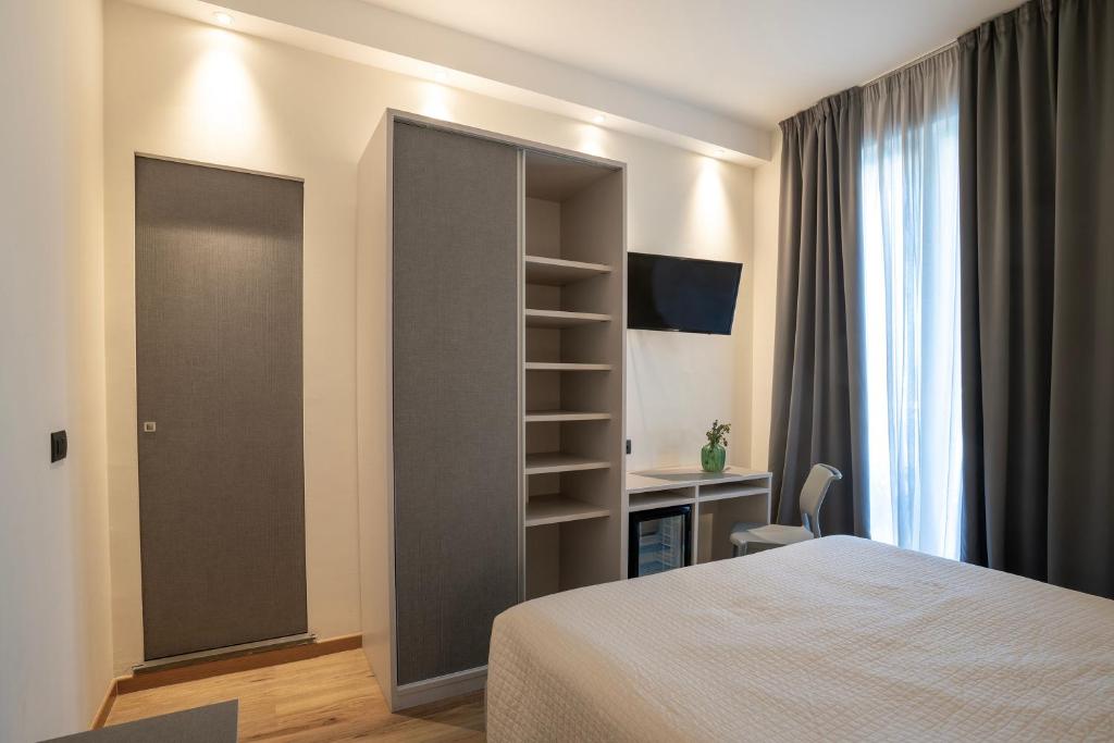 une chambre d'hôtel avec un lit et une étagère à livres dans l'établissement My Place Hotel, à Rimini