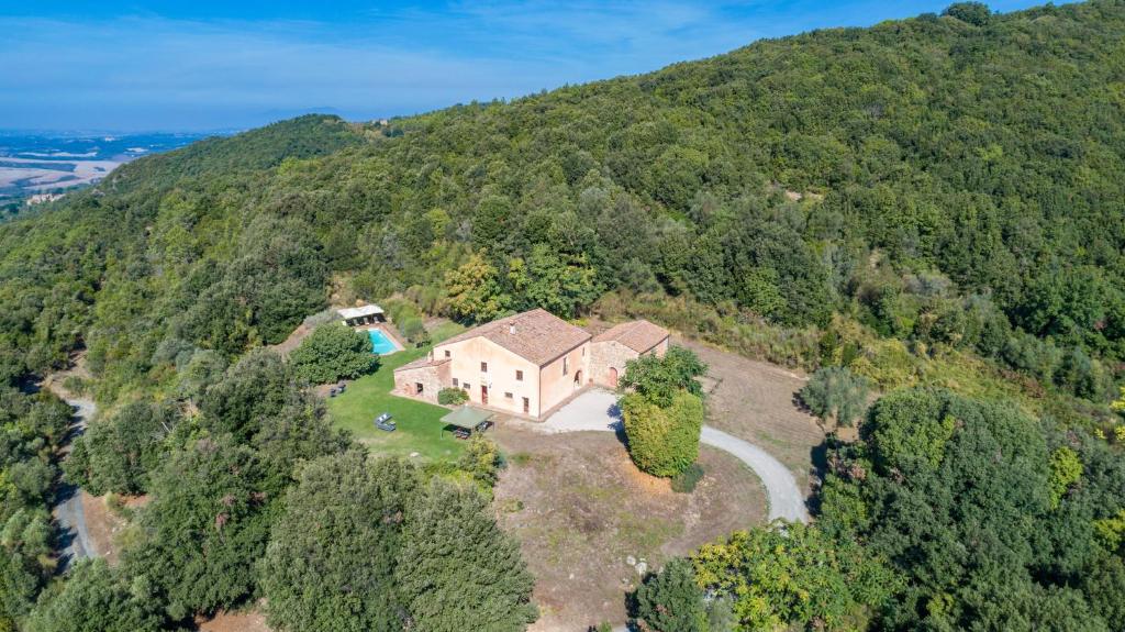 une vue aérienne sur une maison sur une montagne dans l'établissement Villa Belvedere, à Castagno