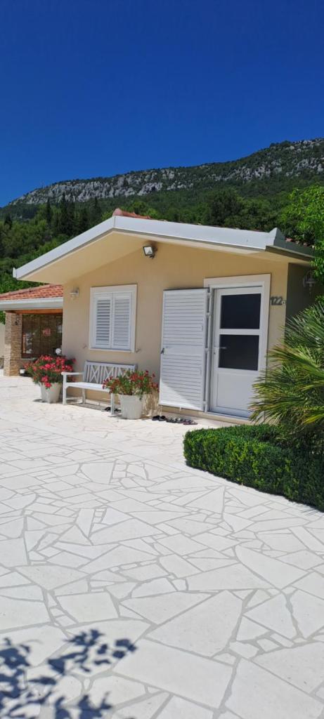 KUĆA U PRIRODI LI 8