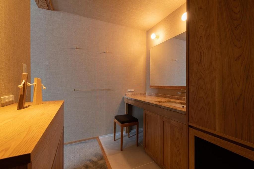 une salle de bain avec un lavabo et un miroir dans l'établissement Asahidake Yumoto Yukomanso, à Higashikawa 37 autres photos