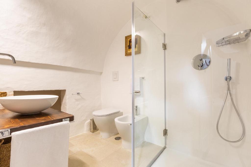 une salle de bain avec une douche, des toilettes et un lavabo dans l'établissement Casal 800 by Perle di Puglia, à Ostuni