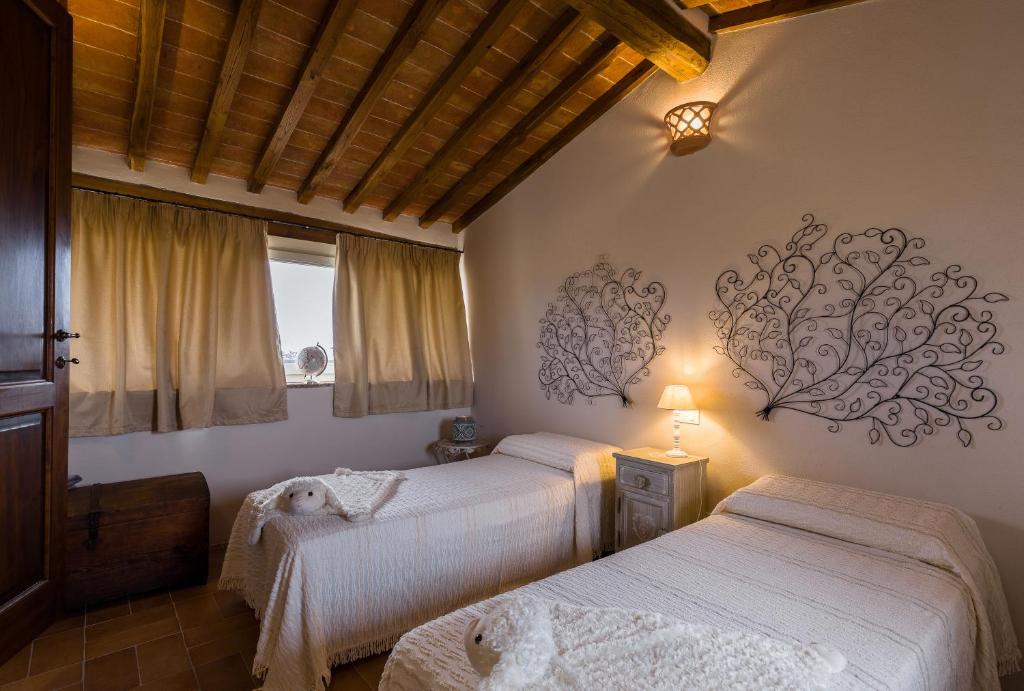 une chambre avec deux lits et une fenêtre dans l'établissement Casale La Rugantina, à Cortone 36 autres photos