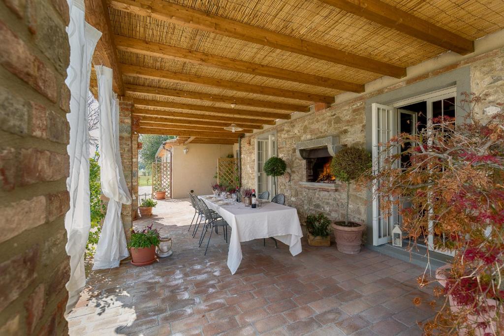 un patio avec une table et des chaises dessus dans l'établissement Casale La Rugantina, à Cortone