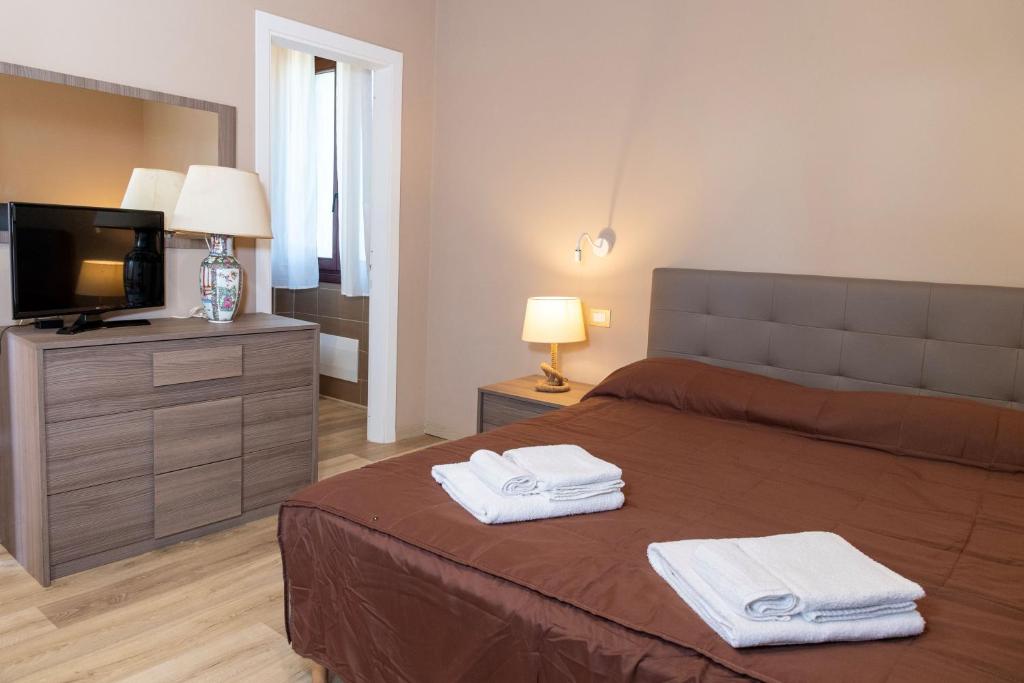 une chambre avec un lit et une télévision à écran plat dans l'établissement Villa Nadine, à Murta Maria 24 autres photos