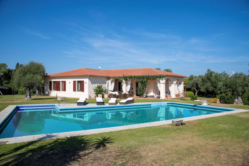 une grande piscine devant une maison dans l'établissement Villa Nadine, à Murta Maria