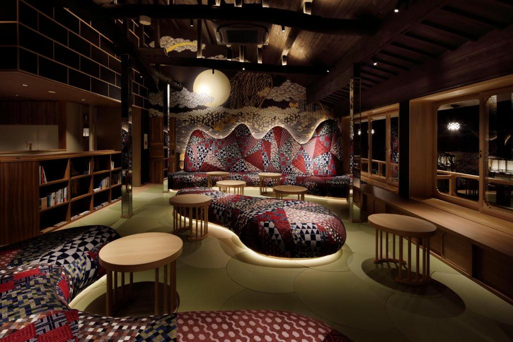 une chambre avec des canapés, des tables et des chaises dans l'établissement Kinosaki onsen Tokitotoki, à Kinosaki