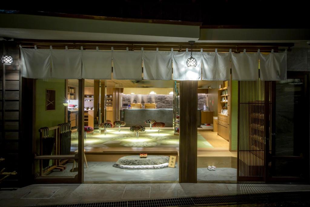 - une vue sur le salon la nuit dans l'établissement Kinosaki onsen Tokitotoki, à Kinosaki
