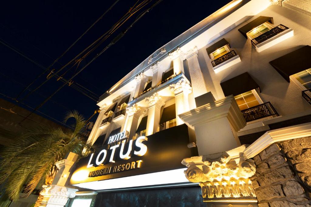 un bâtiment avec un panneau indiquant l'aéroport international de l'hôtel kortus dans l'établissement Hotel Lotus Modern sakai -Adult Only, à Mimiharachō