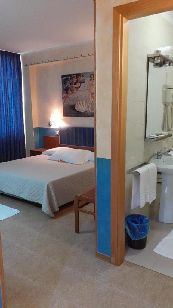 une chambre d'hôtel avec un lit et un lavabo dans l'établissement Park Hotel Campitelli, à Larino