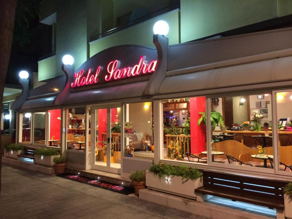 un restaurant avec un panneau indiquant quel restaurant dans l'établissement Hotel Sandra, à Gatteo a Mare